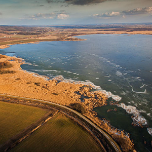 Jezioro Druzno pokryte tafla lodu. EU, PL, Warm-Maz. Lotnicze.